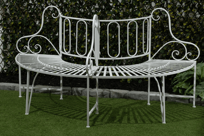 Mixing Old and New: How to Blend Vintage Finds with Modern Garden Decor