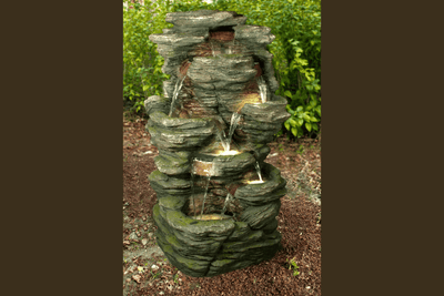 Modern Serenity: Minimalist Fountain Displays for the Winter Season