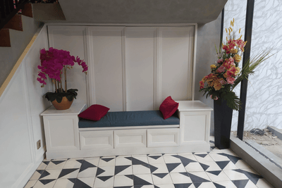 How to Decorate an Entryway Bench for Every Season