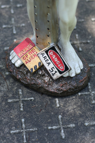 75635-C - Alien Resin Statue W/Welcome Sign Hi-Line Gift Ltd.